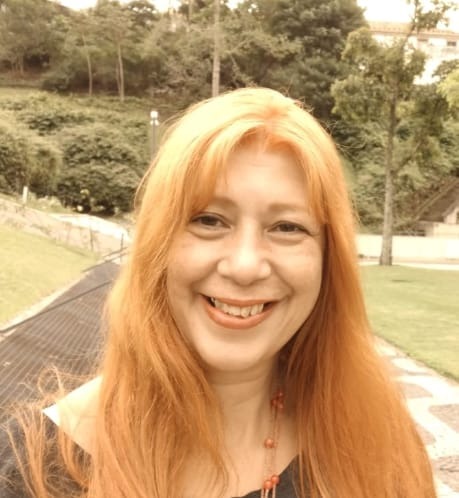 Regina B. Scofano, psicóloga clínica, sorrindo ao ar livre